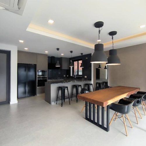 5707E130-910D-4B02-94C9-A98525A98B68